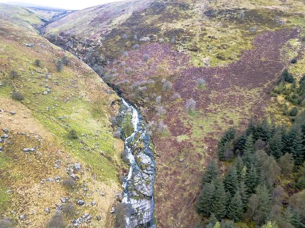 ウェールズ - イギリスの滝と川と谷の空撮 — ストック写真