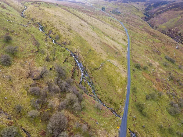 Vista aérea de un valle con río y cascada en Gales - Reino Unido —  Fotos de Stock