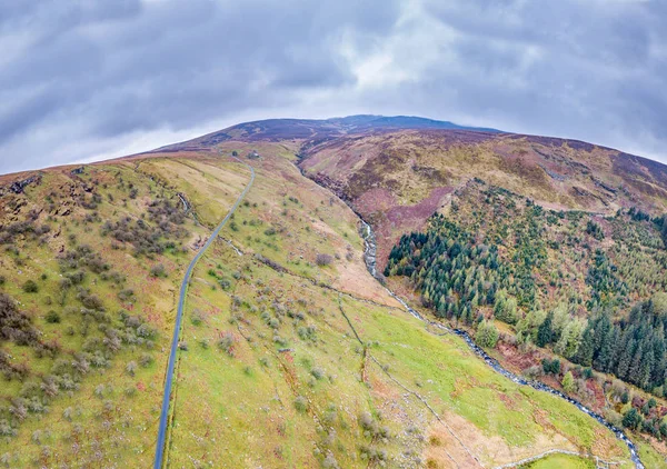 Vista aérea de um vale com rio e cascata no País de Gales - Reino Unido — Fotografia de Stock