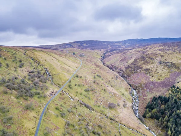 Veduta aerea di una valle con fiume e cascata in Galles - Regno Unito — Foto Stock