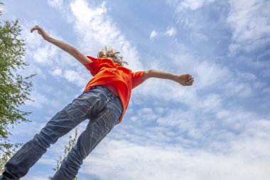 Küçük çocuk havaya yüksek atlama