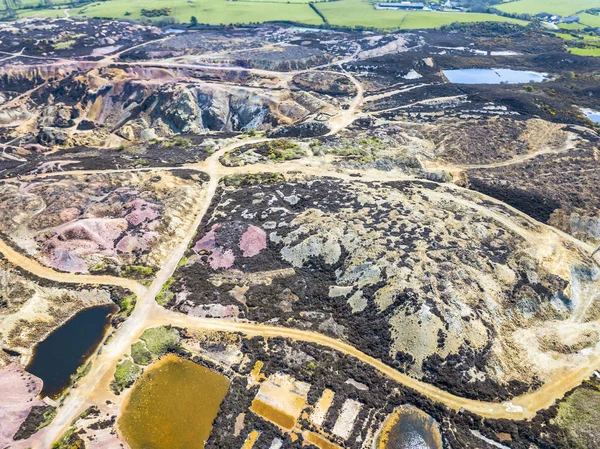 Eski renkli kalıntıları bakır madeninin Parys dağ yakınındaki Amlwch Anglesey Adası, Galler, Birleşik Krallık — Stok fotoğraf