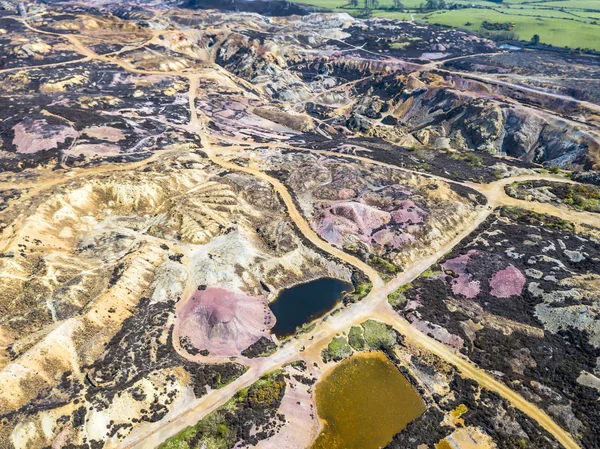 Красочные остатки бывшей медной шахты Parys Mountain возле Амлуч на острове Англси, Уэльс, Великобритания — стоковое фото