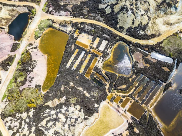Barevné zbytky bývalé měděný důl Parys hory poblíž Amlwch na ostrově Anglesey, Wales, Velká Británie — Stock fotografie