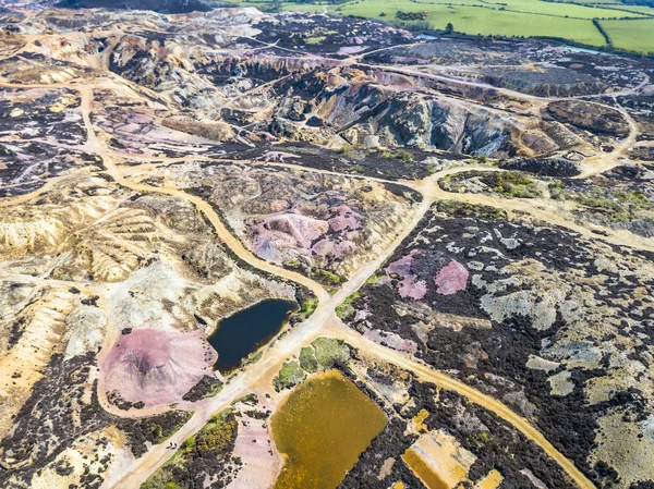 De kleurrijke overblijfselen van het voormalige kopermijn Parys berg nabij Amlwch op het Isle of Anglesey, Wales, Uk — Stockfoto