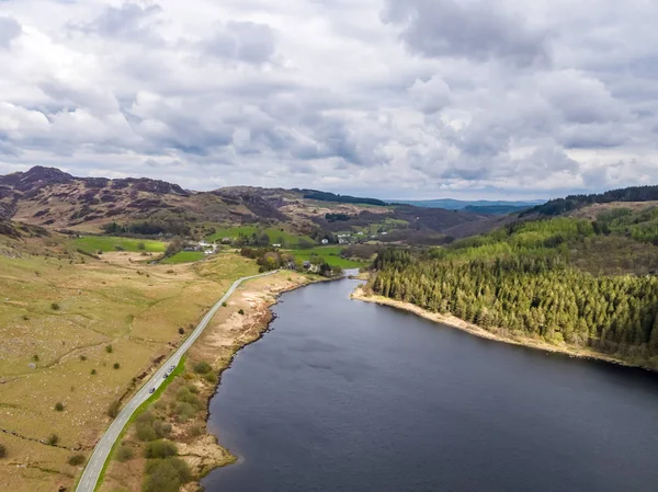 Flygfoto över Llynnau Mymbyr är två sjöar ligger i Dyffryn Mymbyr, en dal som kör från byn av Capel Curig till Pen-y-Gwryd hotel i Snowdonia, nordvästra Wales — Stockfoto