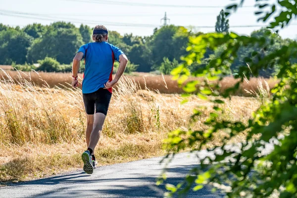Hasat zamanı sırasında alanının yanındaki koşan adam