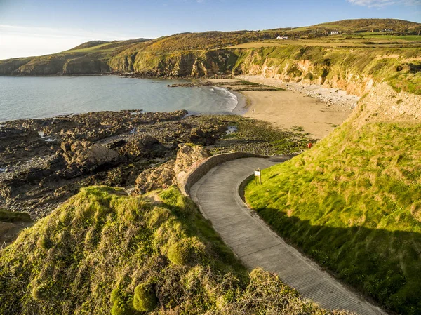 Veduta aerea di Church Bay in Anglesey Galles del Nord Regno Unito durante il tramonto — Foto Stock