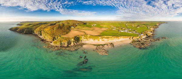 Vista aérea de Church Bay en Anglesey Gales del Norte del Reino Unido durante la puesta del sol — Foto de Stock