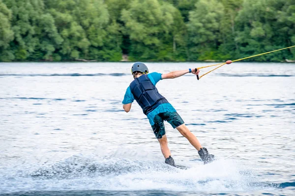 Garçon s'amuser avec le ski nautique sur le lac — Photo