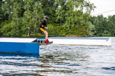 Duisburg, Almanya - 18 Temmuz 2018: çocuk gölde su kayağı ile eğleniyor