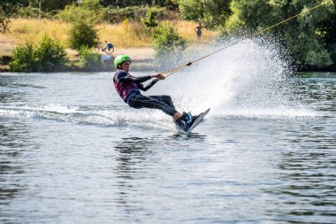 Duisburg, Almanya - 18 Temmuz 2018: çocuk gölde su kayağı ile eğleniyor
