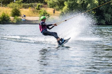 Duisburg, Almanya - 18 Temmuz 2018: çocuk gölde su kayağı ile eğleniyor