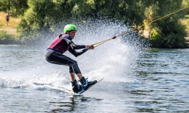 Duisburg, Almanya - 18 Temmuz 2018: çocuk gölde su kayağı ile eğleniyor