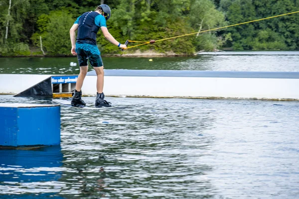 Duisburg, Tyskland - juli 18 2018: Pojke att ha kul med vattenskidor på sjön — Stockfoto
