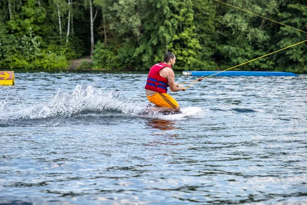 DUISBURG, ALEMANHA - JULHO 18 2018: Homem se divertindo com esqui aquático no lago — Fotografia de Stock