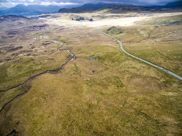 Flygfoto över B4391 genom moor och bergen i Wales, Storbritannien — Stockfoto