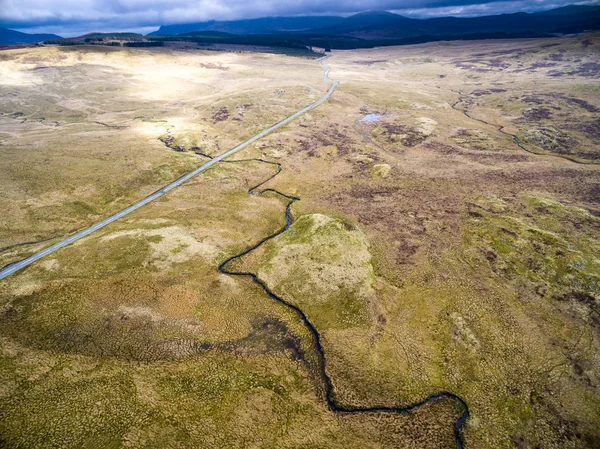 Flygfoto över B4391 genom moor och bergen i Wales, Storbritannien — Stockfoto