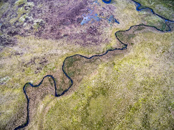 Vista aérea del río junto a la B4391 a través del páramo y las montañas de Gales, Reino Unido — Foto de Stock