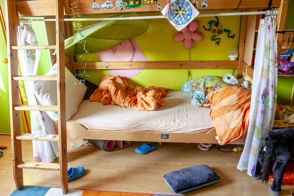 Essen, Jerman - 14 Juli 2018: Kekacauan di kamar anak-anak penuh warna — Stok Foto