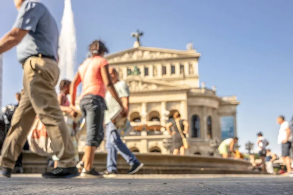 Niewyraźne strzału ludzi, chodzenia na Opernplatz w Niemczech we Frankfurcie i szukam ochłoda w wodzie fontanny — Zdjęcie stockowe
