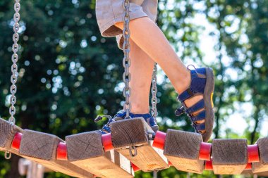 Köprüden yürüyüş sandalet olan küçük çocuk