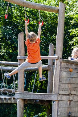 Asılı ve ahşap çubuk açık Bahçesi ile tırmanma genç çocuk