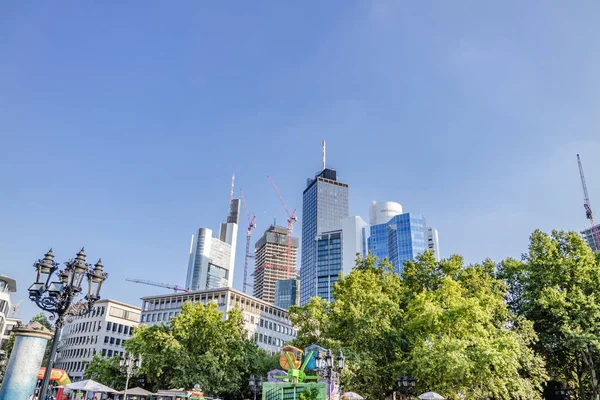 De skyline van Frankfurt stad gezien vanaf Opernplatz, Duitsland — Stockfoto