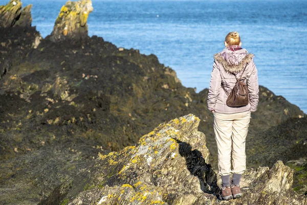 Dame observant la mer à Bull Bay sur Anglesey, Pays de Galles — Photo