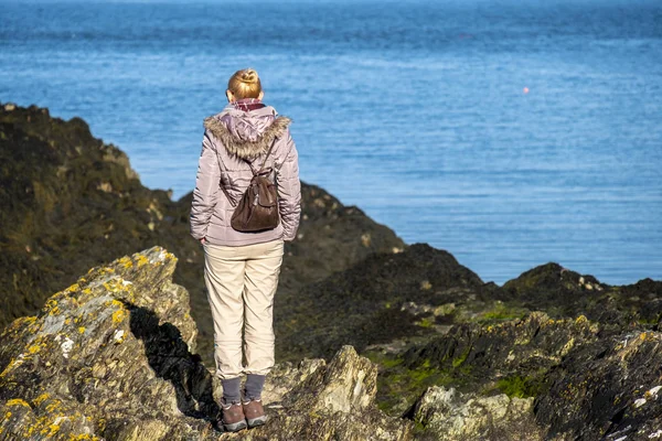 Lady observando o mar em Bull Bay em Anglesey, País de Gales — Fotografia de Stock