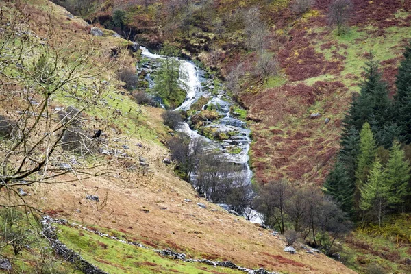 Vattenfall och floden på Ystad Ybytsy Estate i Wales - Storbritannien — Stockfoto