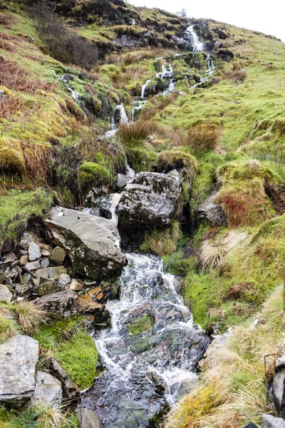 Vattenfall och floden på Ystad Ybytsy Estate i Wales - Storbritannien — Stockfoto