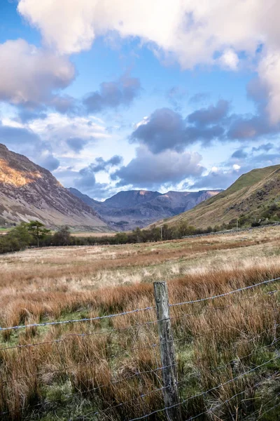 Vue du col de Nant Ffrancon au parc national Snowdonia, avec le mont Tryfan en arrière-plan Gwynedd, Pays de Galles, Royaume-Uni — Photo