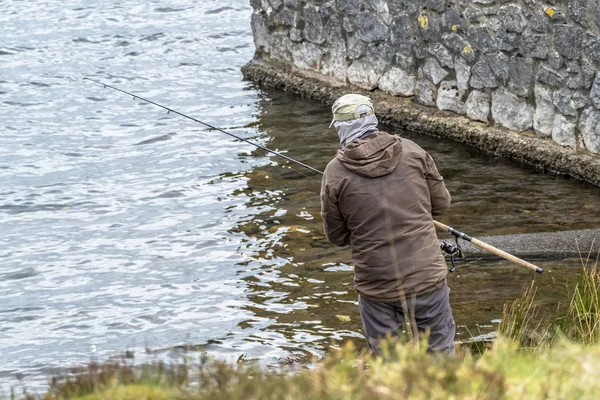 Homem de pesca na praia de Llyn Ogwen, País de Gales - Reino Unido — Fotografia de Stock