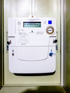 Moers, Almanya - 27 Ağustos 2018: Yeni dijital elektrik metre 0 olarak saymak başlıyor kwh