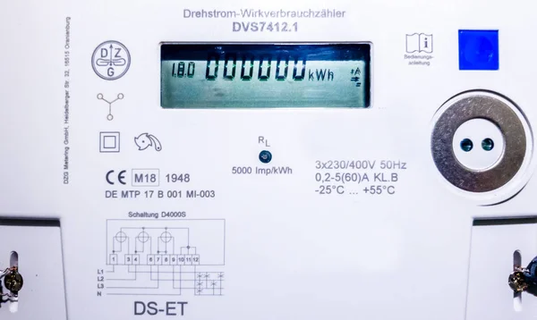 メールス、ドイツ - 2018 年 8 月 27 日: 新しいデジタル電気メーターは 0 からカウントし始めて kwh — ストック写真