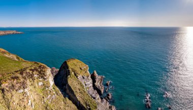 Güzel uçuruma tarihi Güney yığın deniz feneri yakın hava görünümünü Anglesey - Galler