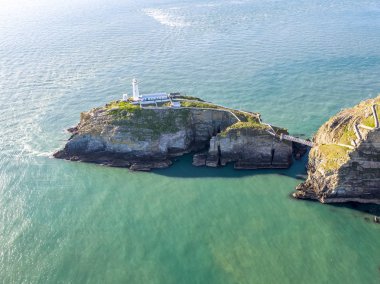 Güzel uçuruma tarihi Güney yığın deniz feneri yakın hava görünümünü Anglesey - Galler