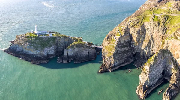 Güzel uçuruma tarihi Güney yığın deniz feneri yakın hava görünümünü Anglesey - Galler