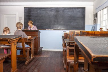Genç erkek ve kadın öğretmen dinleme kız ile Kamu İlköğretim Okulu eğitim kavramı
