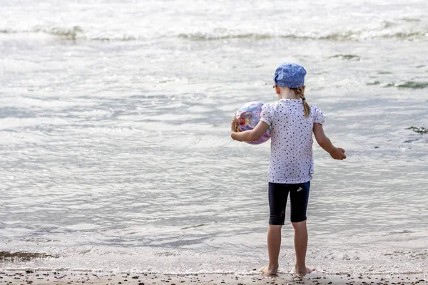 Küçük kız plaj topu ile oynama — Stok fotoğraf