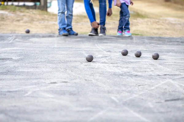 Famille jouer avec des balles à loisir — Photo