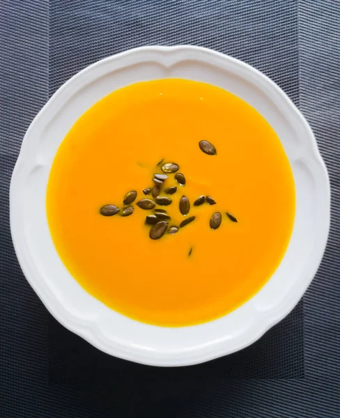 Гарбузовий суп з гарбузовим насінням готовий до їжі на тарілці — стокове фото