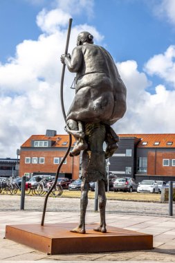 Ringkobing, Danimarka - 15 Ağustos 2018: Bakirelerin en şişmanı yaşama aç bir çocuğun, şişman bir kadın tarafından Jens Galschiot taşıyan bir heykel.