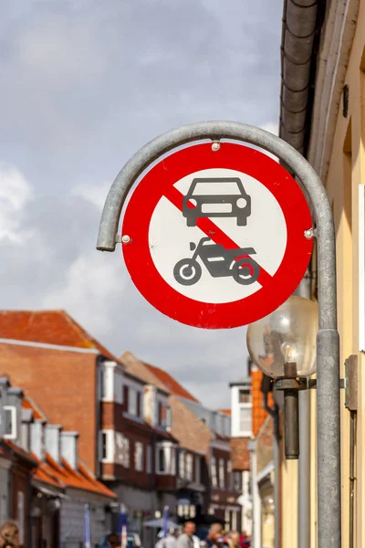 Verkehrszeichen keine Autos und Motorräder in Ringkobing, Dänemark — Stockfoto