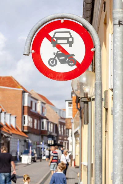 Verkehrszeichen keine Autos und Motorräder in Ringkobing, Dänemark — Stockfoto