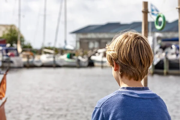Niño disfrutando de sus vacaciones en familia en el puerto — Foto de Stock