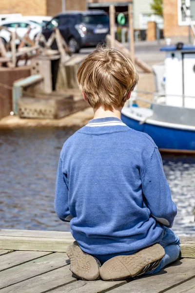 Aile tatilini limanda zevk çocuk