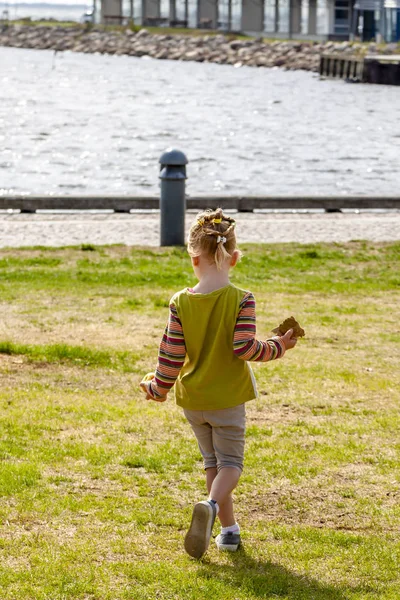 Pojke som njuter av sin semester med familjen i hamnen — Stockfoto