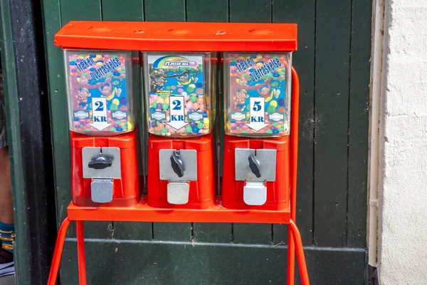 Ringkobing, Danimarka - 15 Ağustos 2018: Geleneksel sakız makinesi müşteriler için bekliyor